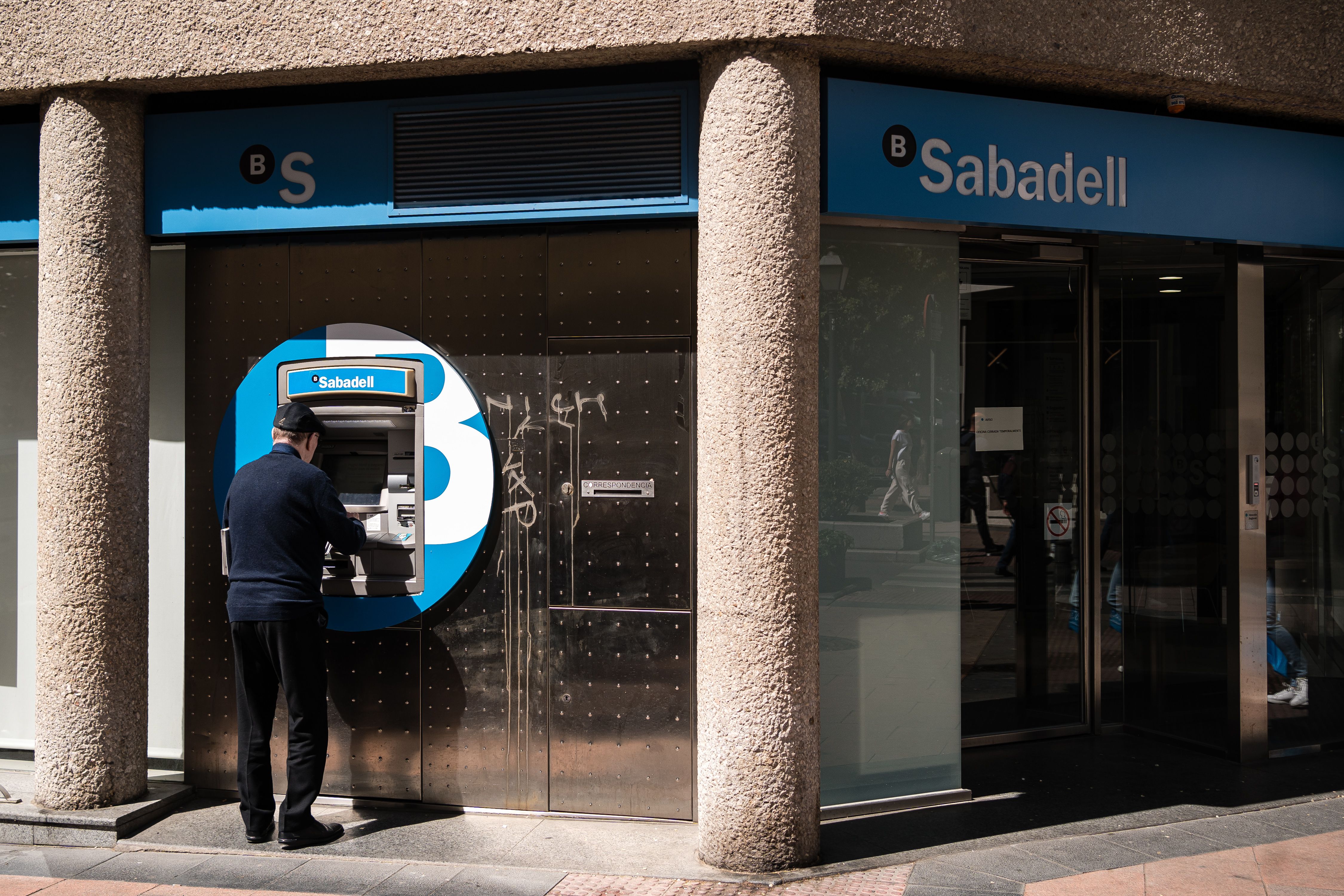 Ojo a las comisiones de Banco Sabadell en junio: hasta 60 euros por mantener la cuenta. Foto: EuropaPress