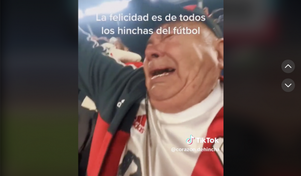 La emocionante reacción de un hombre mayor al que le regalan una entrada para el ver el River-Boca