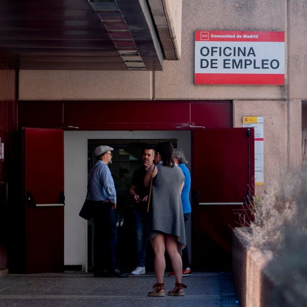 Edadismo laboral: los sénior firman casi la mitad menos de contratos que los jóvenes, pese a la mejora del empleo