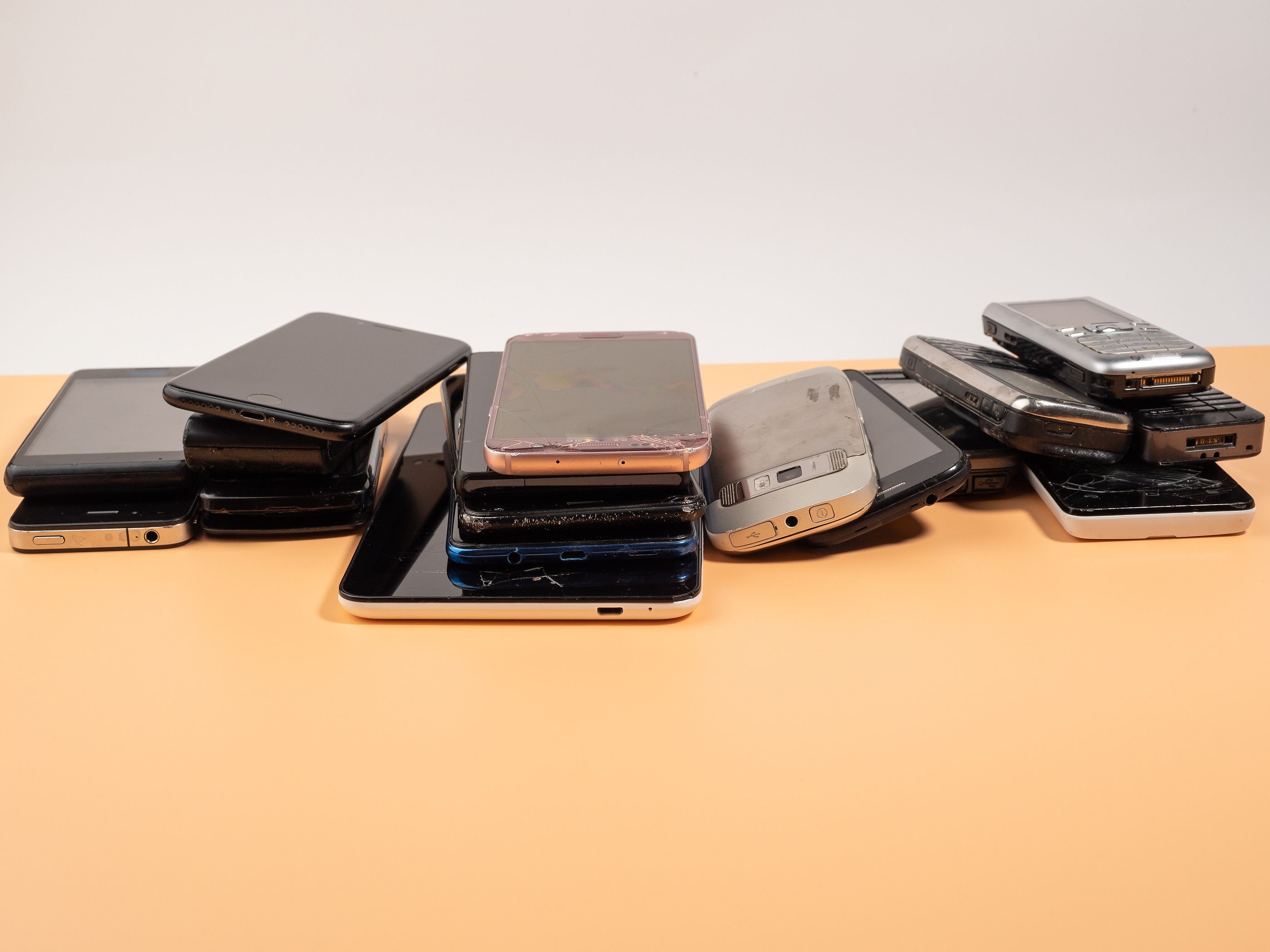 ¿Qué hacer con los móviles antiguos? Toma nota de los usos que todavía puedes darles. Foto: Bigstock
