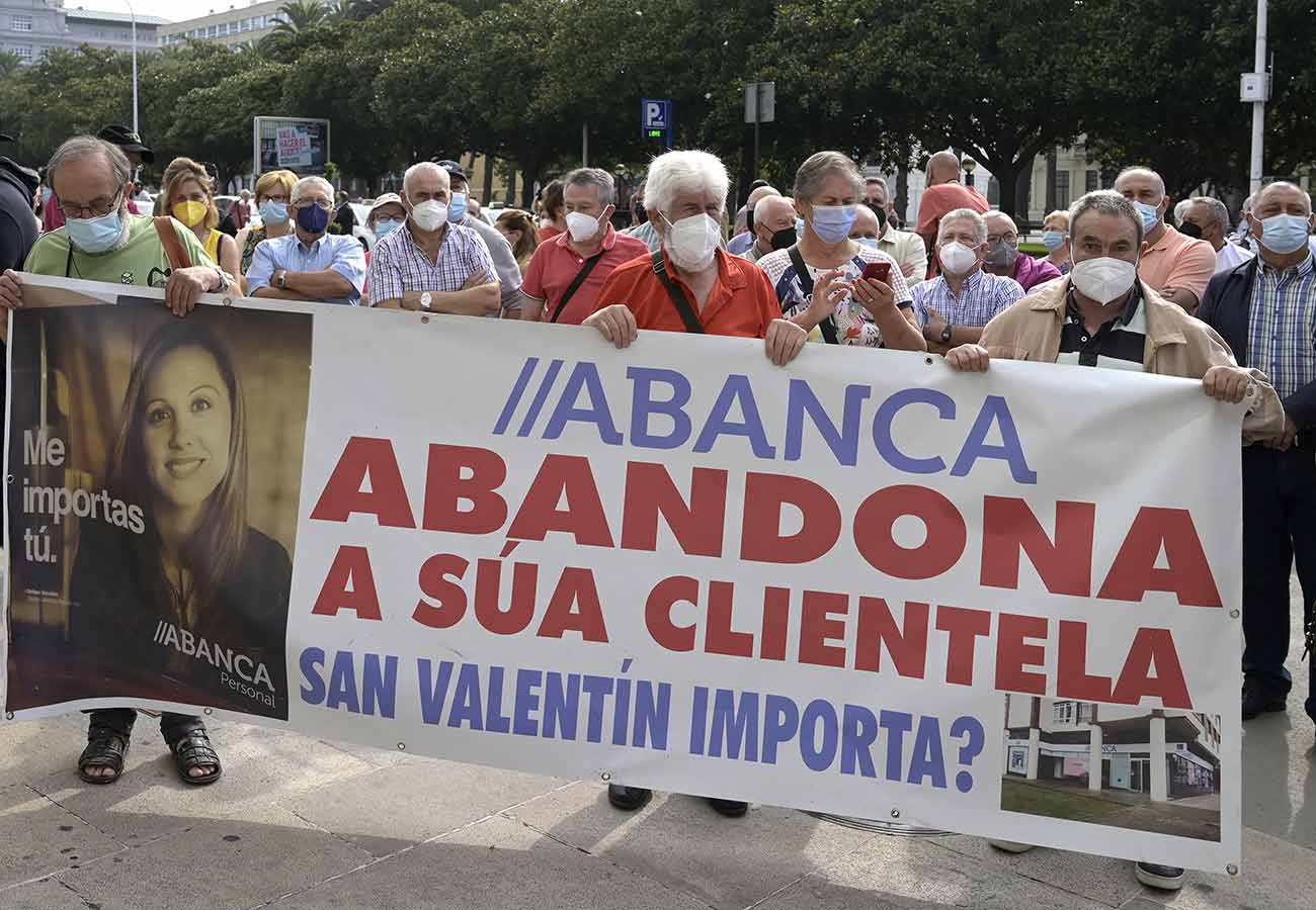 La letra pequeña de la Cuenta Clara de Abanca que regala 300 euros y deja fuera a muchos mayores. Foto: EuropaPress