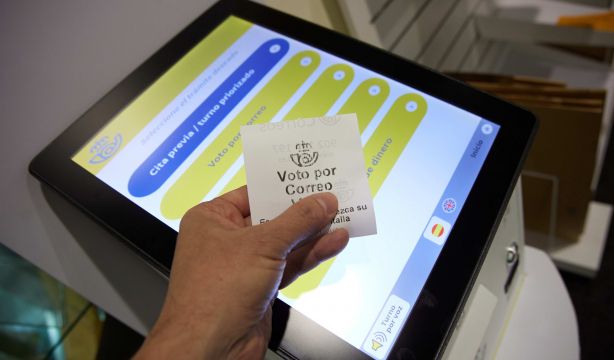 Barreras para los sénior del voto por correo el 23J: burocracia, trámites online y largas colas