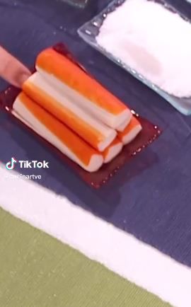 Una nutricionista desvela la verdadera composición de los "mal llamados" palitos de cangrejo. Foto: TikTok Una nutricionista desvela la verdadera composición de los "mal llamados" palitos de cangrejo. Foto: TikTok