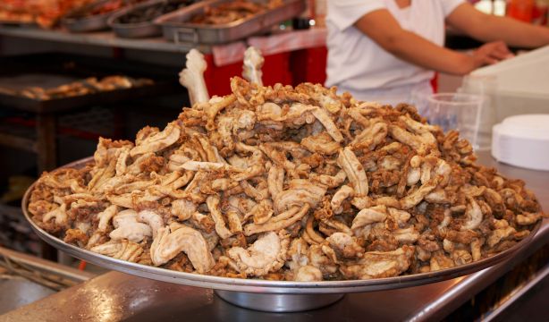 Cómo hacer las gallinejas y entresijos típicos de Madrid y un bocata muy gourmet con casquería. Madrid   Fiestas de San Isidro   Gallinejas   20070515 22