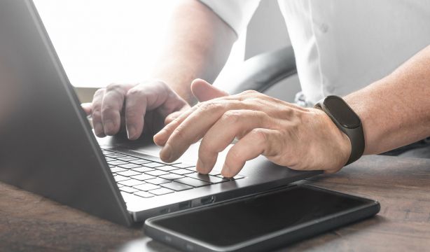 La OCU alerta de las cinco amenazas cibernéticas más comunes en verano