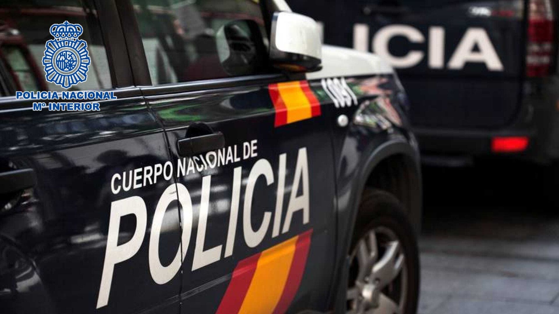 Hallan el cadáver de un joven de 24 años semidesnudo en el rellano de un edificio