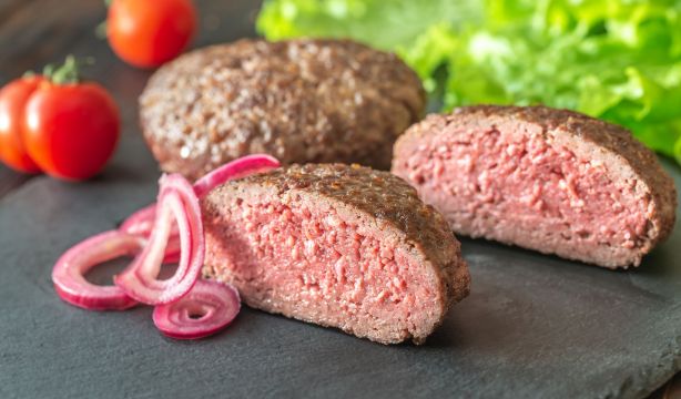 ¿Es seguro comer carne poco hecha?