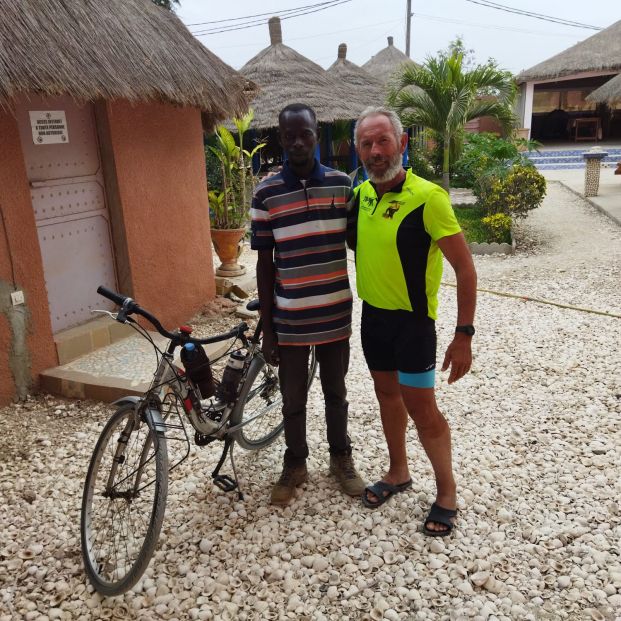 Francisco cumple su objetivo de llegar a Dakar en bici por su nieto
