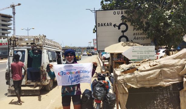 Francisco logra su reto solidario de llegar a Dakar en bici: "Ha sido muy duro, pero gratificante"