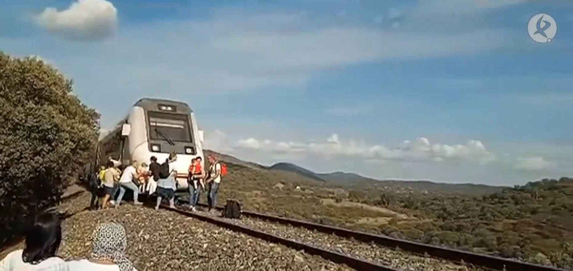 Evacuadas de un tren 170 personas, 144 de ellos niños, al arder un vagón en Alanís (Sevilla)