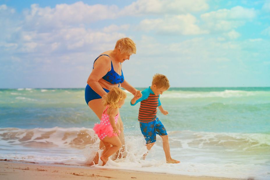 Consejos de seguridad si vas con tus nietos a la piscina o la playa