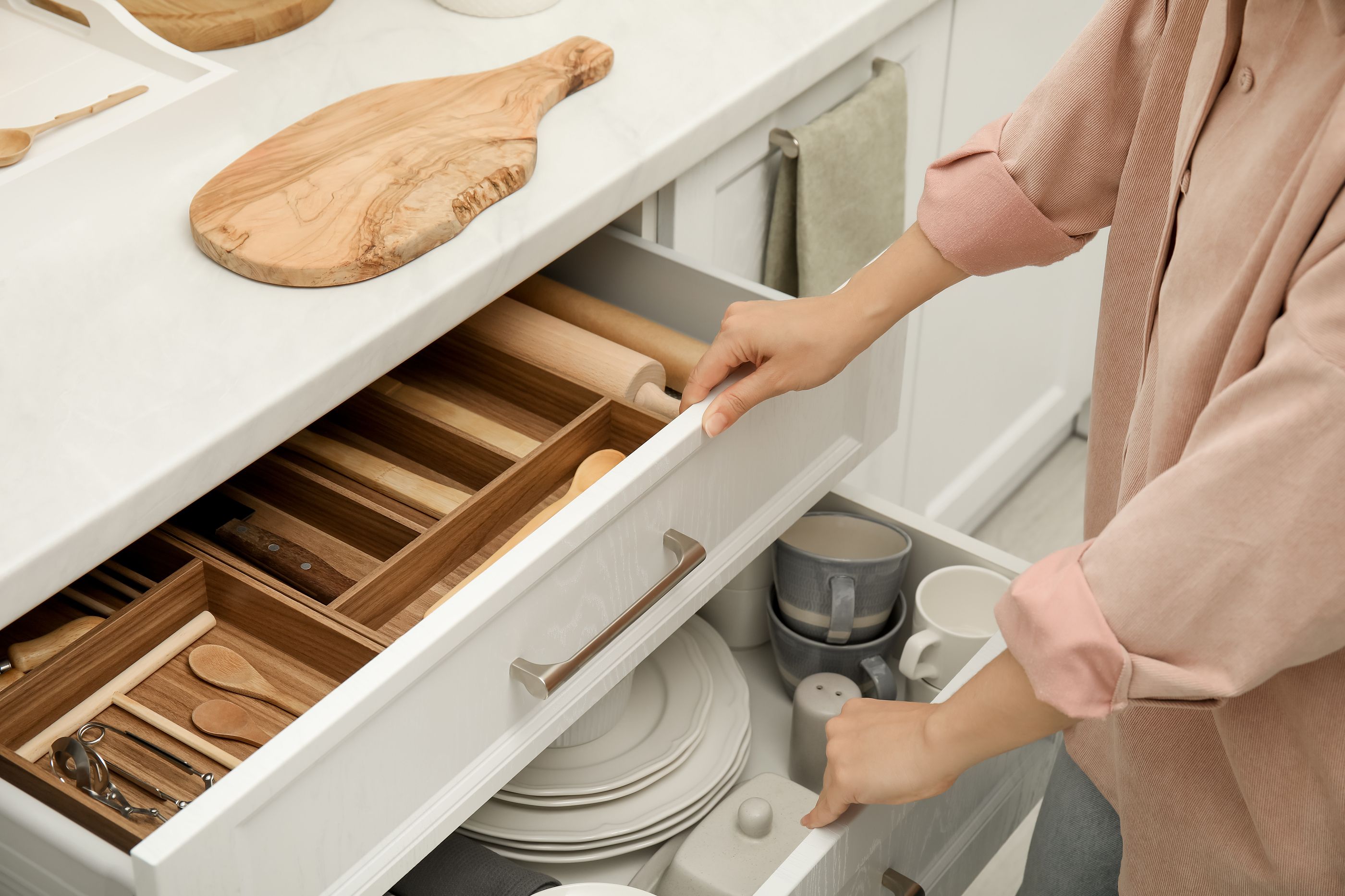 Objetos que nunca deberías guardar en el cajón de la cocina Objetos que nunca deberías guardar en el cajón de la cocina