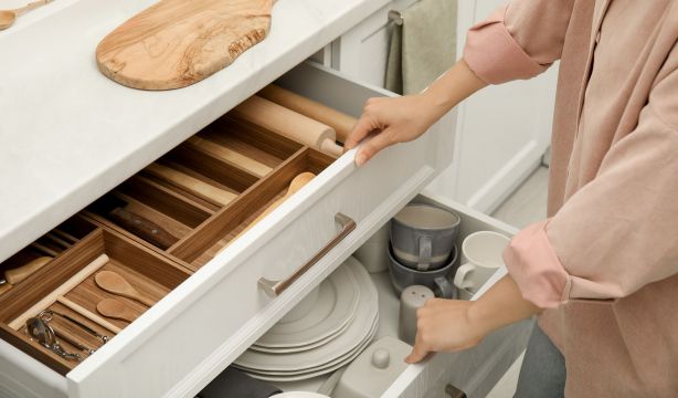 Objetos que nunca deberías guardar en el cajón de la cocina
