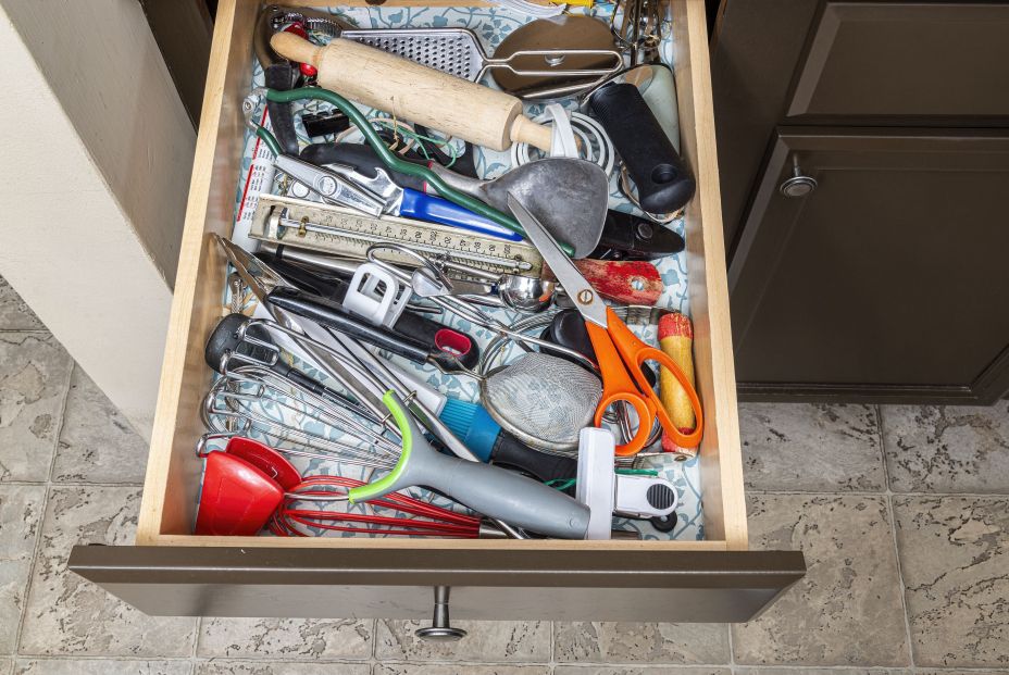 Objetos que nunca deberías guardar en el cajón de la cocina Objetos que nunca deberías guardar en el cajón de la cocina