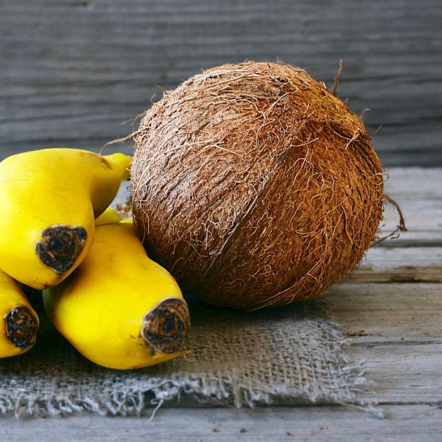 platano y coco dos de las frutas que más engordan (Bigstock)