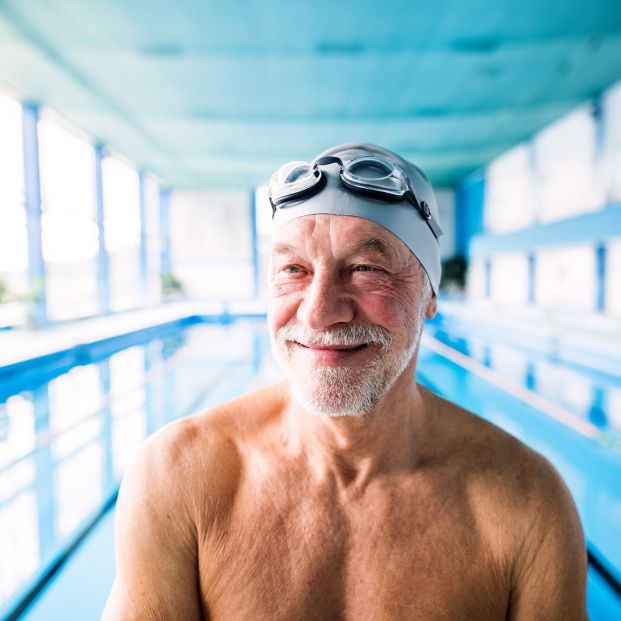 Ejercicios que los mayores pueden hacer en la piscina para mejorar las salud de sus rodillas