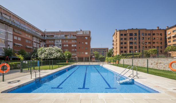 Conflictos de vecinos en verano: ¿qué es legal hacer y qué no en la comunidad de propietarios?