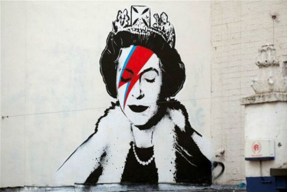 Isabel II con el rayo de Bowie por Bansky