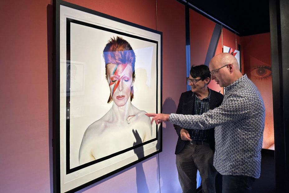 Los expertos en la exposición Bowie taken by Duffy