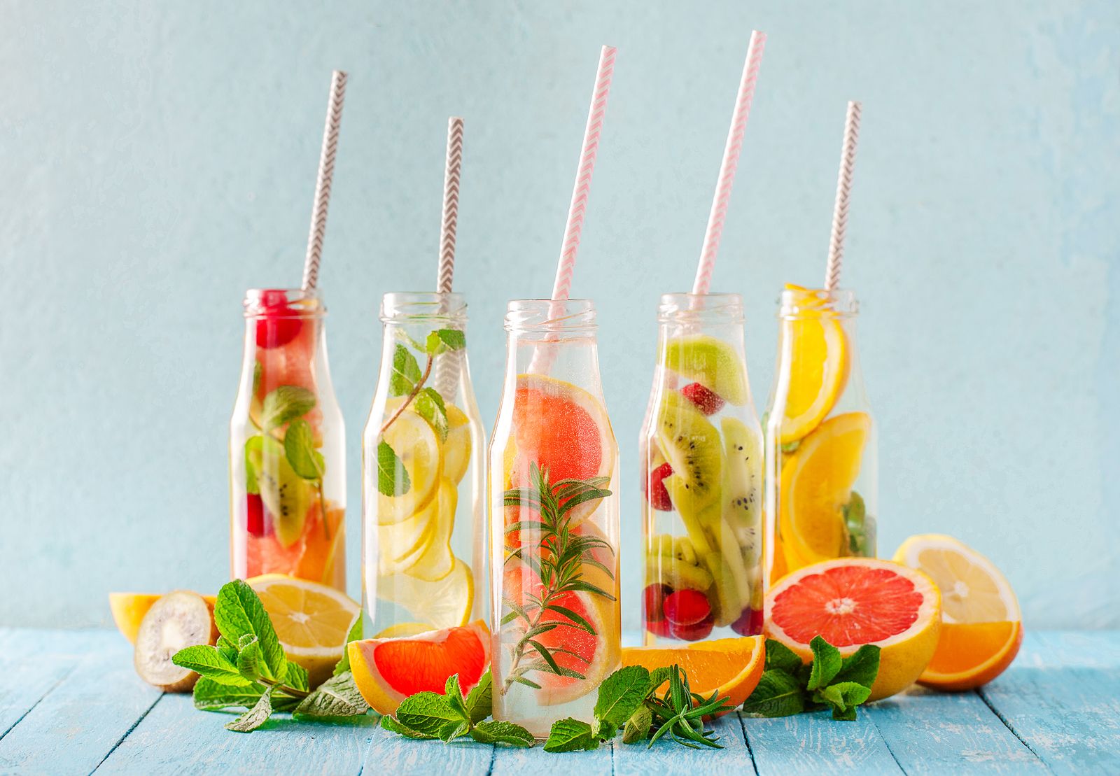 Bebidas saludables que puedes tomar fresquitas en verano