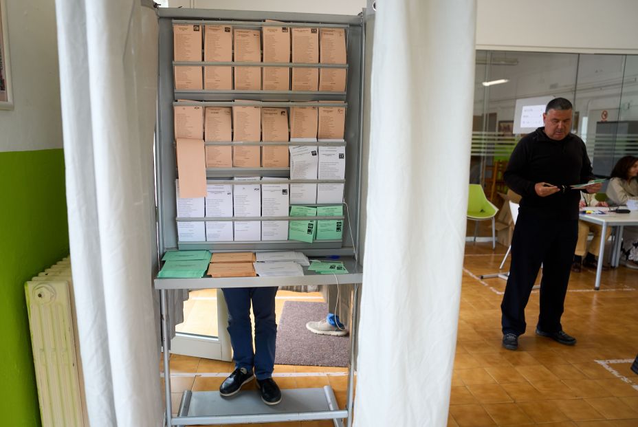 EuropaPress 5230755 varias personas ejercen derecho voto colegio electoral 28 mayo 2023