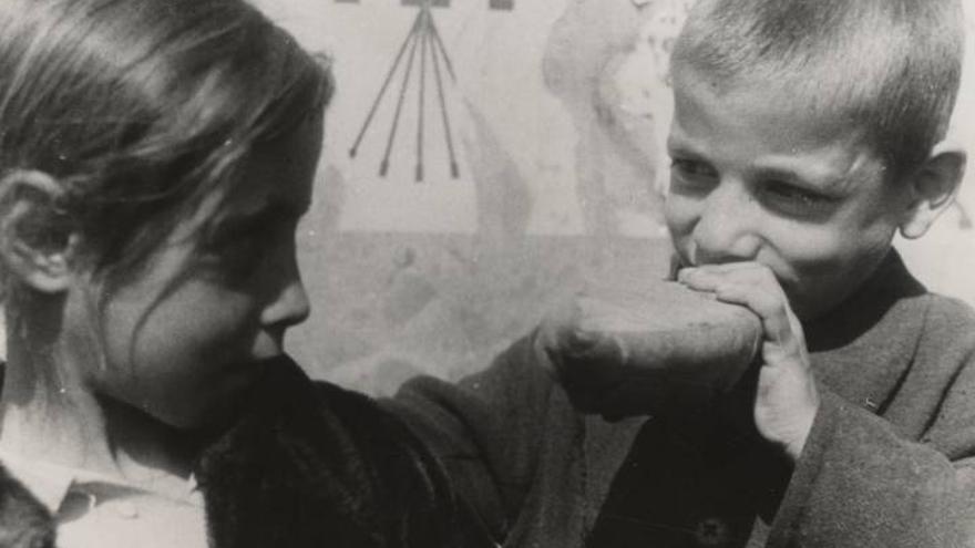 Dos niños durante la posguerra franquista. JOSÉ LUIS PÉREZ DE ROZAS (MINISTERIO DE CULTURA)