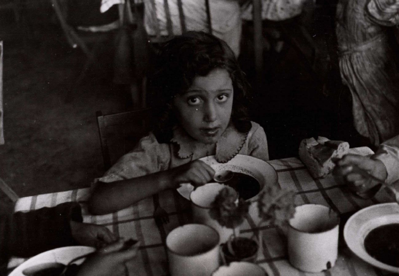 Así se comía en la España de la postguerra. Niños atendidos en los comedores de Auxilio Social, fotografiados por Gil del Espinar . Biblioteca Nacional de España