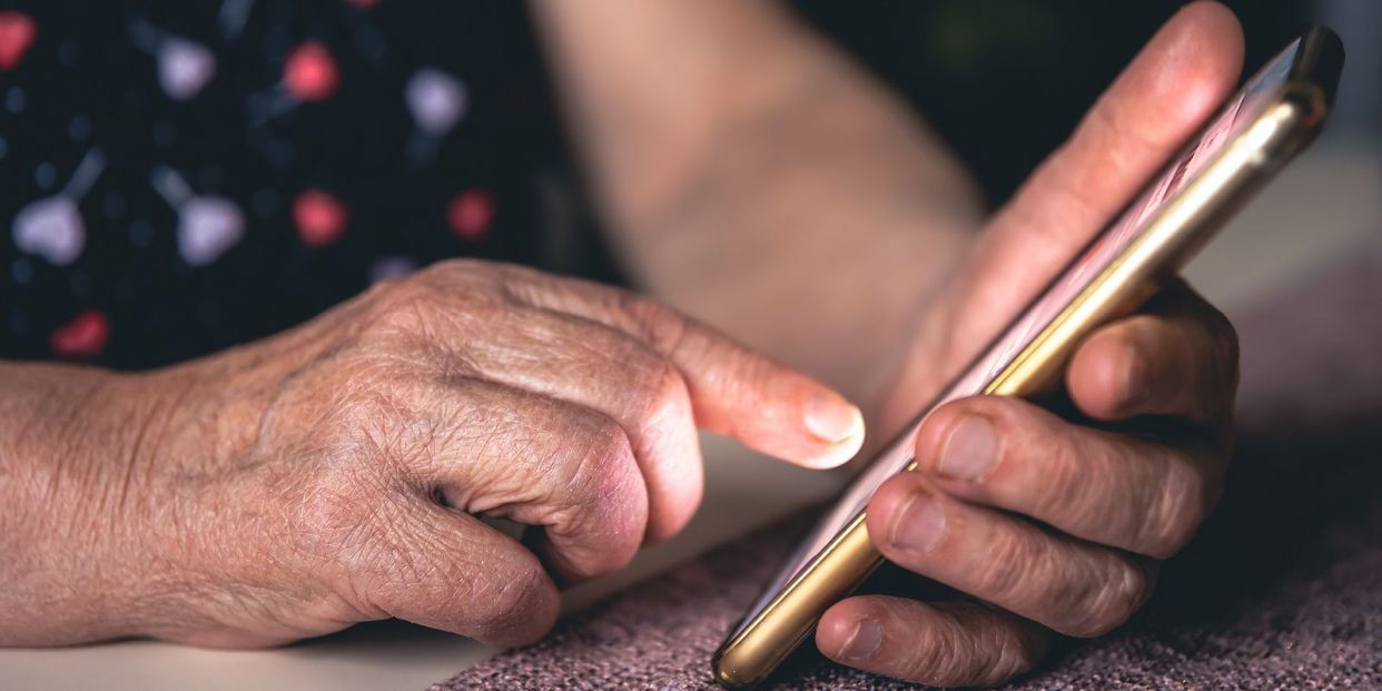 Brecha digital: la mitad de los españoles de más de 75 años no ha accedido nunca a Internet