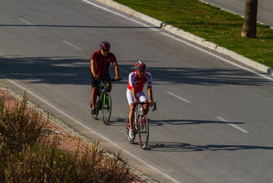 La DGT aclara la eterna polémica: ¿se puede adelantar a un ciclista en línea continua o no?