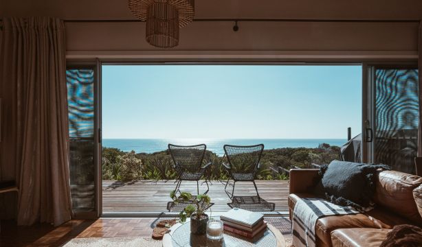 Tendencias decoración para el verano 2023: madera, colores neutros y pasteles, estampados florales