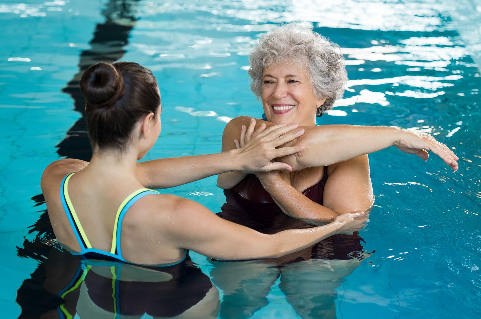 Ejercicios que los mayores pueden hacer en la piscina para trabajar los brazos