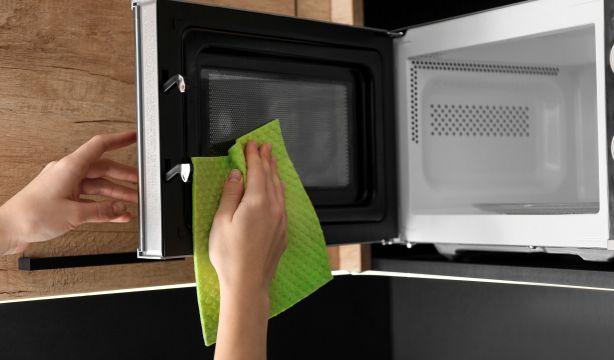 Siete trucos para mantener limpio el microondas