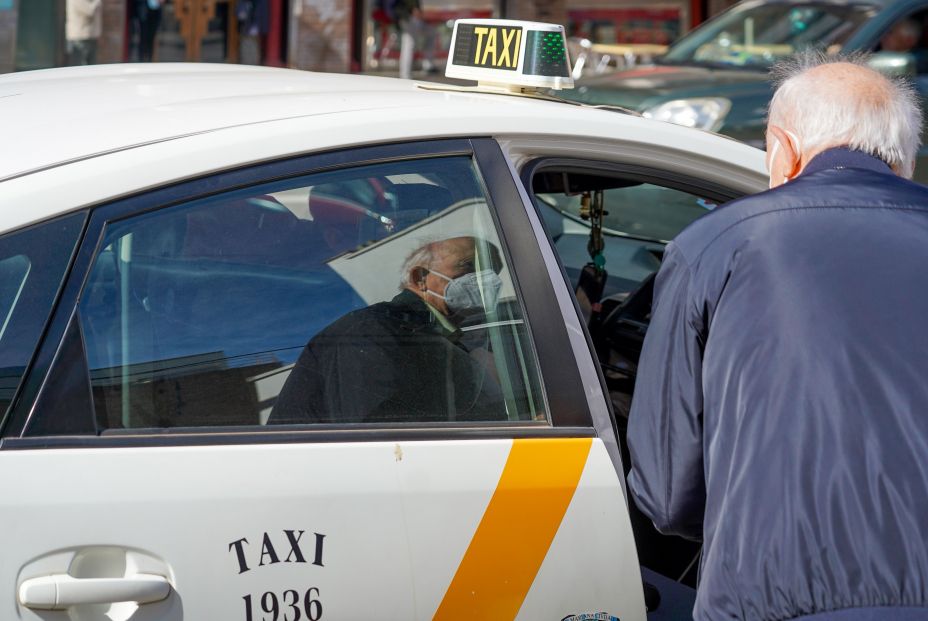 Persona cogiendo un taxi en Madrid