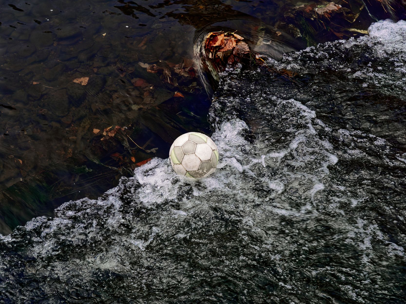 Muere un niño ahogado tras salir corriendo detrás de un balón y caer a una presa