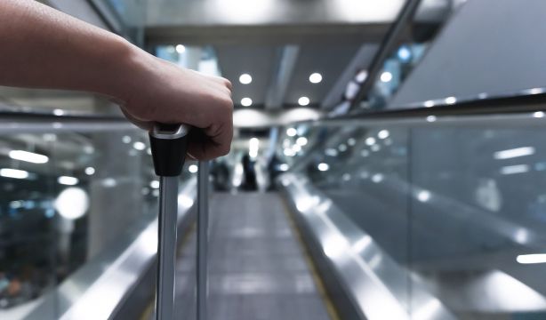 Una mujer sufre la amputación de una pierna: se le quedó enganchada en una cinta mecánica 