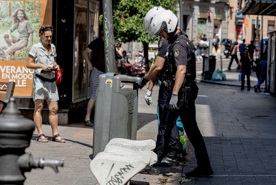 EuropaPress 5310051 dos agentes policia nacional buscan papeleras arma homicida mujer apunalada EuropaPress 5310051 dos agentes policia nacional buscan papeleras arma homicida mujer apunalada