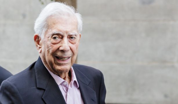 Vargas Llosa, hospitalizado por covid desde el sábado