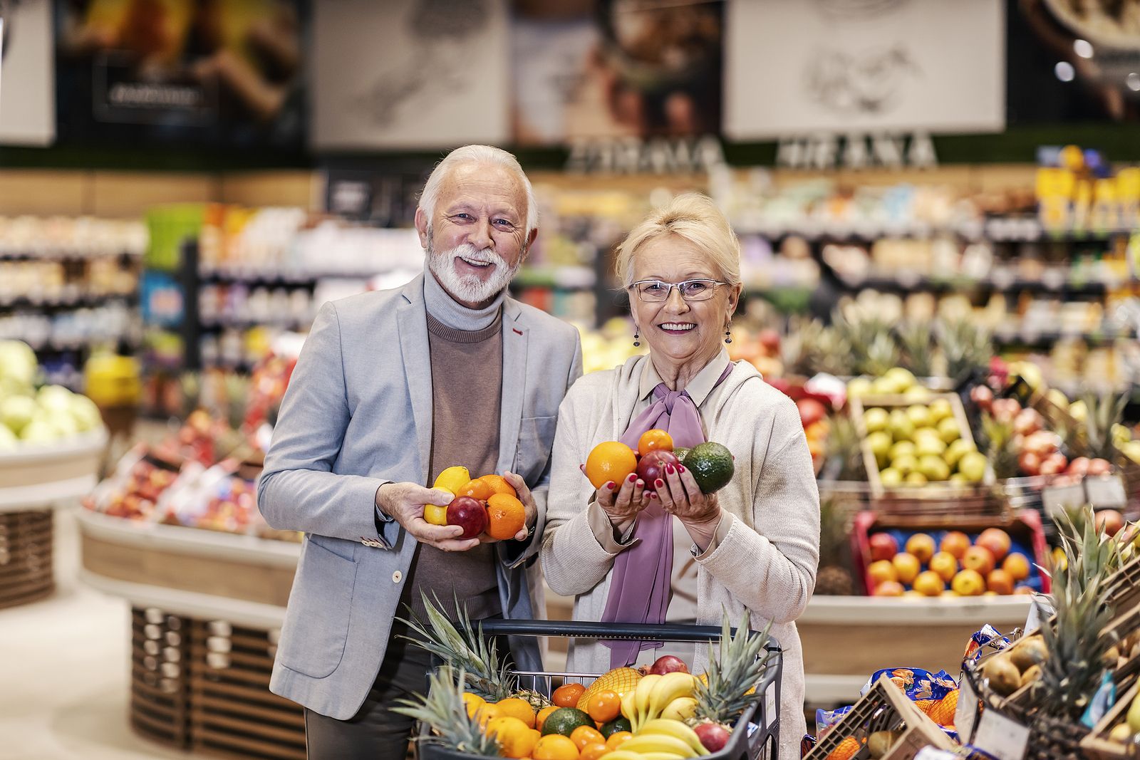 bigstock Senior Couple Holdin¿Qué descuentos hay para las personas mayores de 60 años?g And Purc 470853457