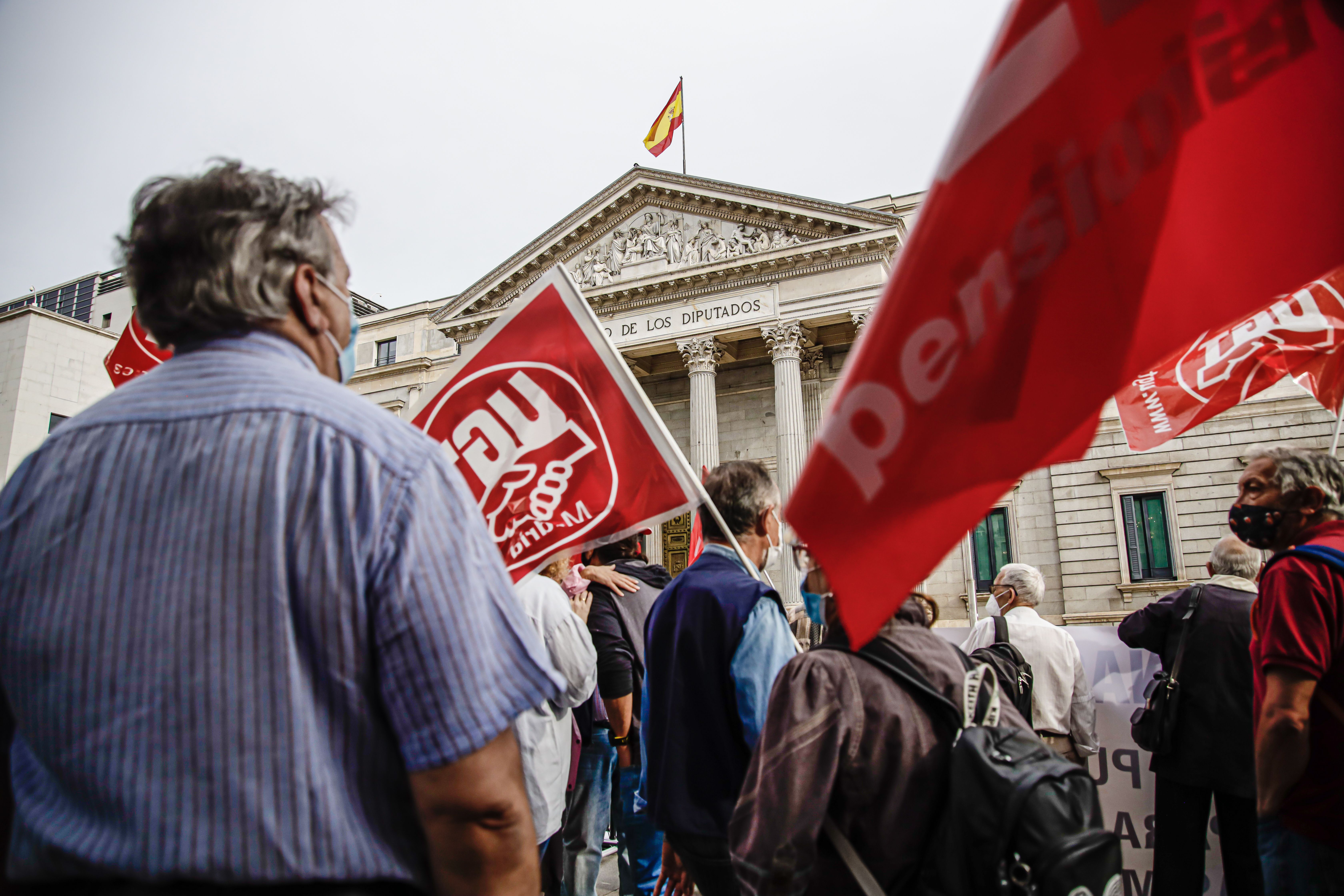 EuropaPress 3975560 grupo pensionistas reune frente congreso diputados concentracion motivo dia