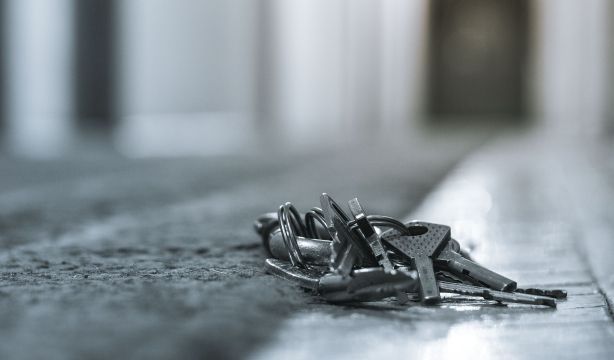 Mayores 'okupados' por familiares o cuidadores: "No quieren dejar el apartamento solo"