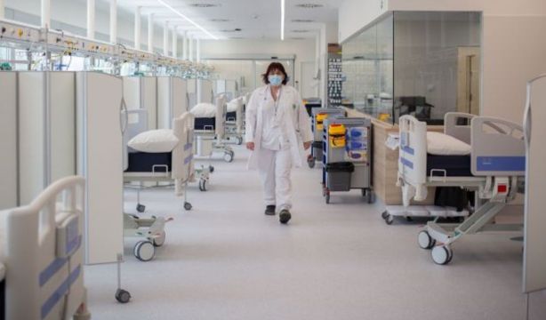 Denuncian el cierre de 8.800 camas hospitalarias en España este verano: "Es intolerable"