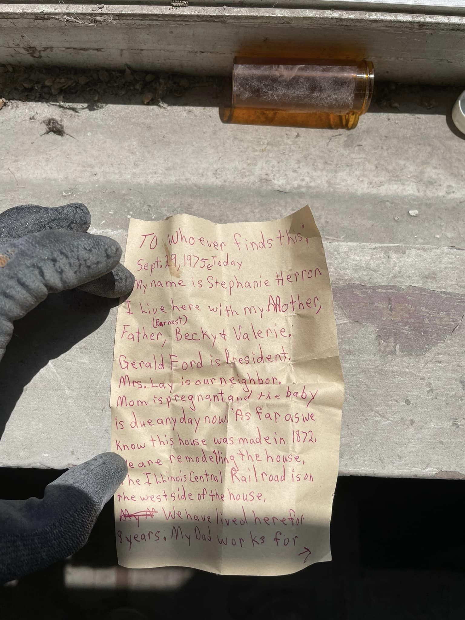 Hallan accidentalmente una nota escrita hace 50 años en una reforma: "A quien encuentre esto..." Hallan accidentalmente una nota escrita hace 50 años en una reforma: "A quien encuentre esto..."