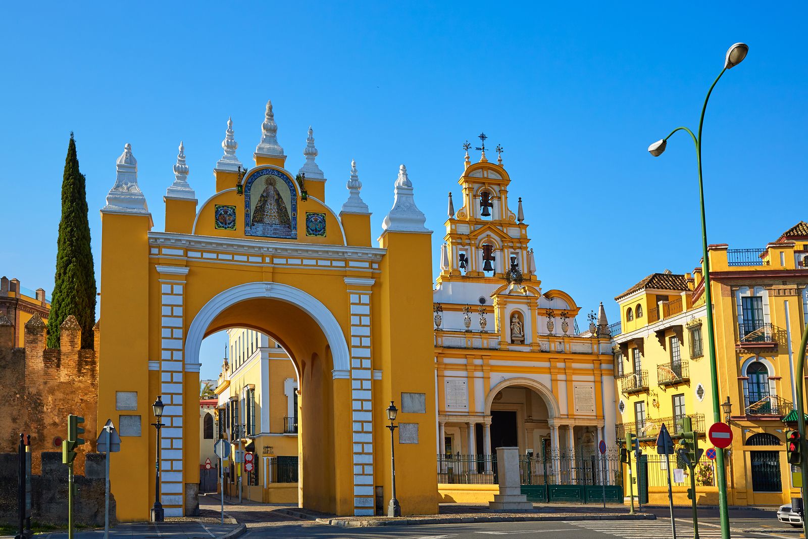 Puerta de la Macarena en Sevilla, la ciudad con más iglesias de España