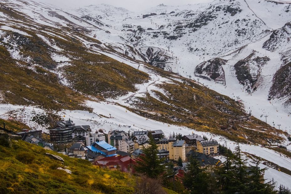 Muere un trabajador mientras limpiaba un telecabina en Sierra Nevada Muere un trabajador mientras limpiaba un telecabina en Sierra Nevada