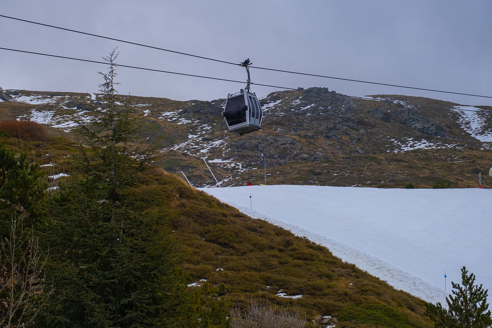 Muere un trabajador mientras limpiaba un telecabina en Sierra Nevada Muere un trabajador mientras limpiaba un telecabina en Sierra Nevada