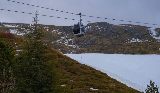 Muere un trabajador mientras limpiaba un telecabina en Sierra Nevada