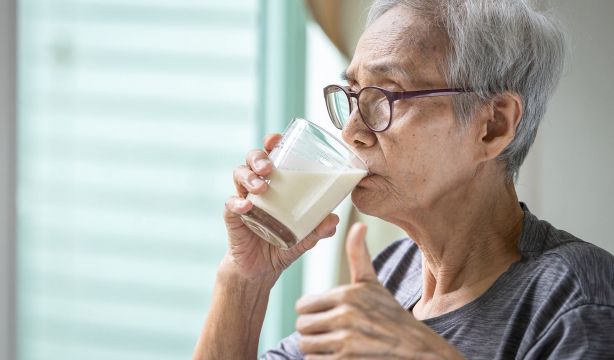 Cinco nutrientes clave que pueden faltar en personas mayores y cómo recuperarlos