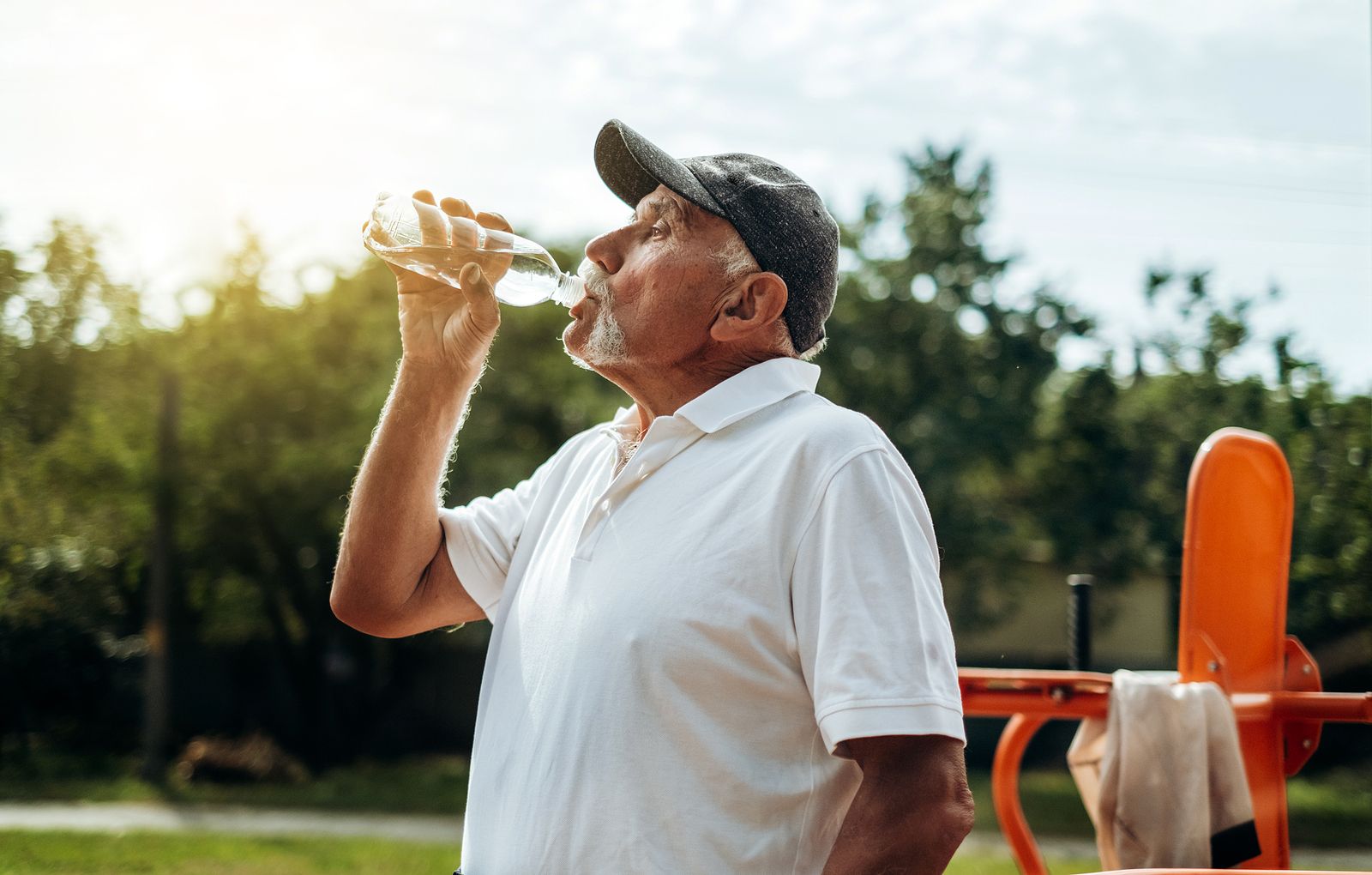Beber mucha agua puede ser tan malo como no beberla en verano: ¿qué beber y cuánto?