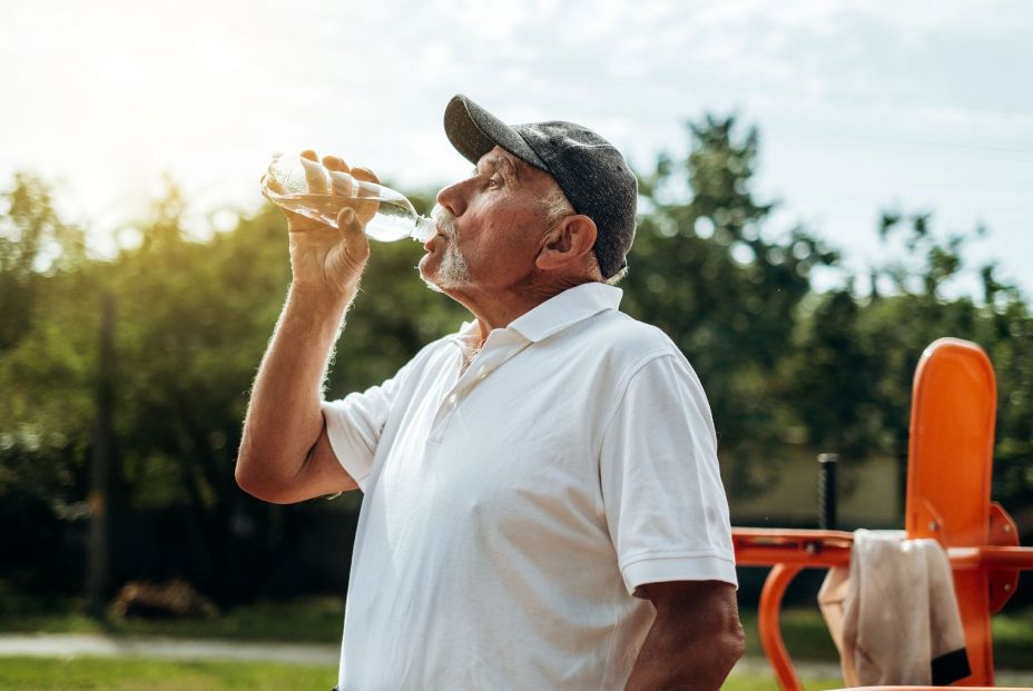 Beber agua aunque no se tenga sed, la clave de la hidratación en mayores