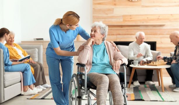 ¿Cuántas residencias de mayores hay en España? ¿Cuántas son públicas?